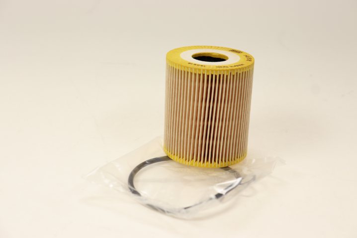 HU 818 x oil filter element (metal-free)